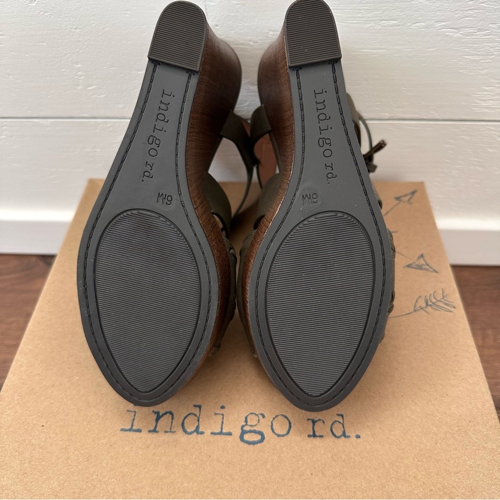 Indigo Rd. Kash Olive/Dark Green Wedge Sandal
Size 6M - Picture 8 of 10